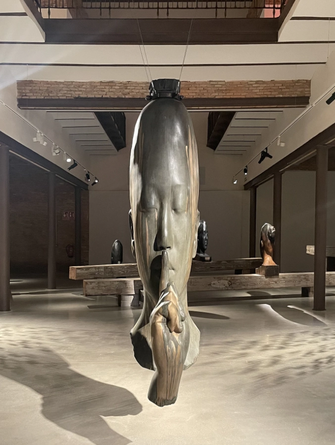 Fotos de sala de la exposición de Jaume Plensa en el Módulo II de la Cárcel Vieja de Murcia