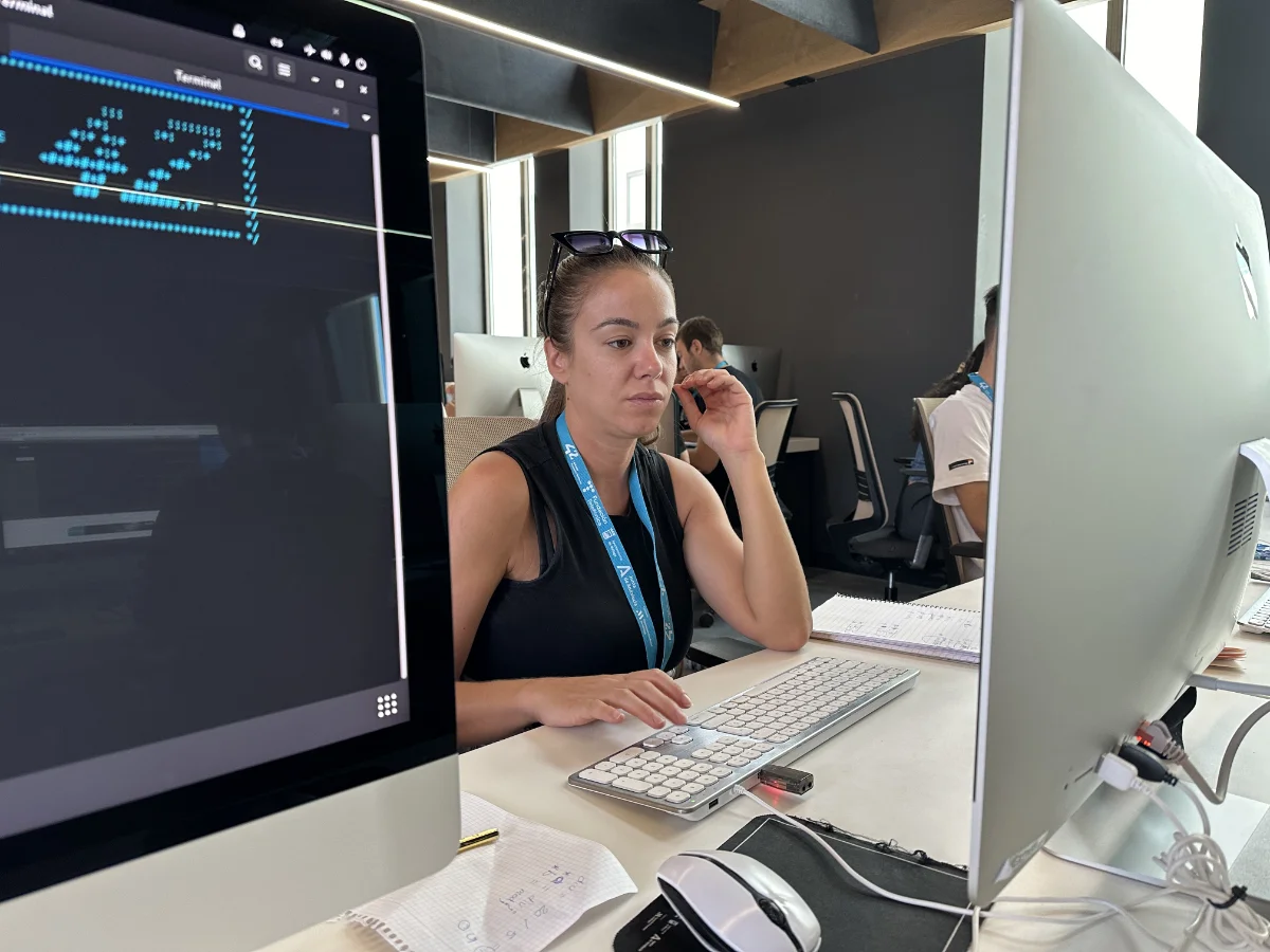 Estudiantes de 42 Málaga, frente a sus ordenadores Estudiantes de 42 Málaga, frente a sus ordenadores