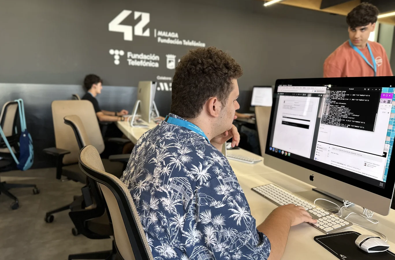 Estudiantes de 42 Málaga, frente a sus ordenadores