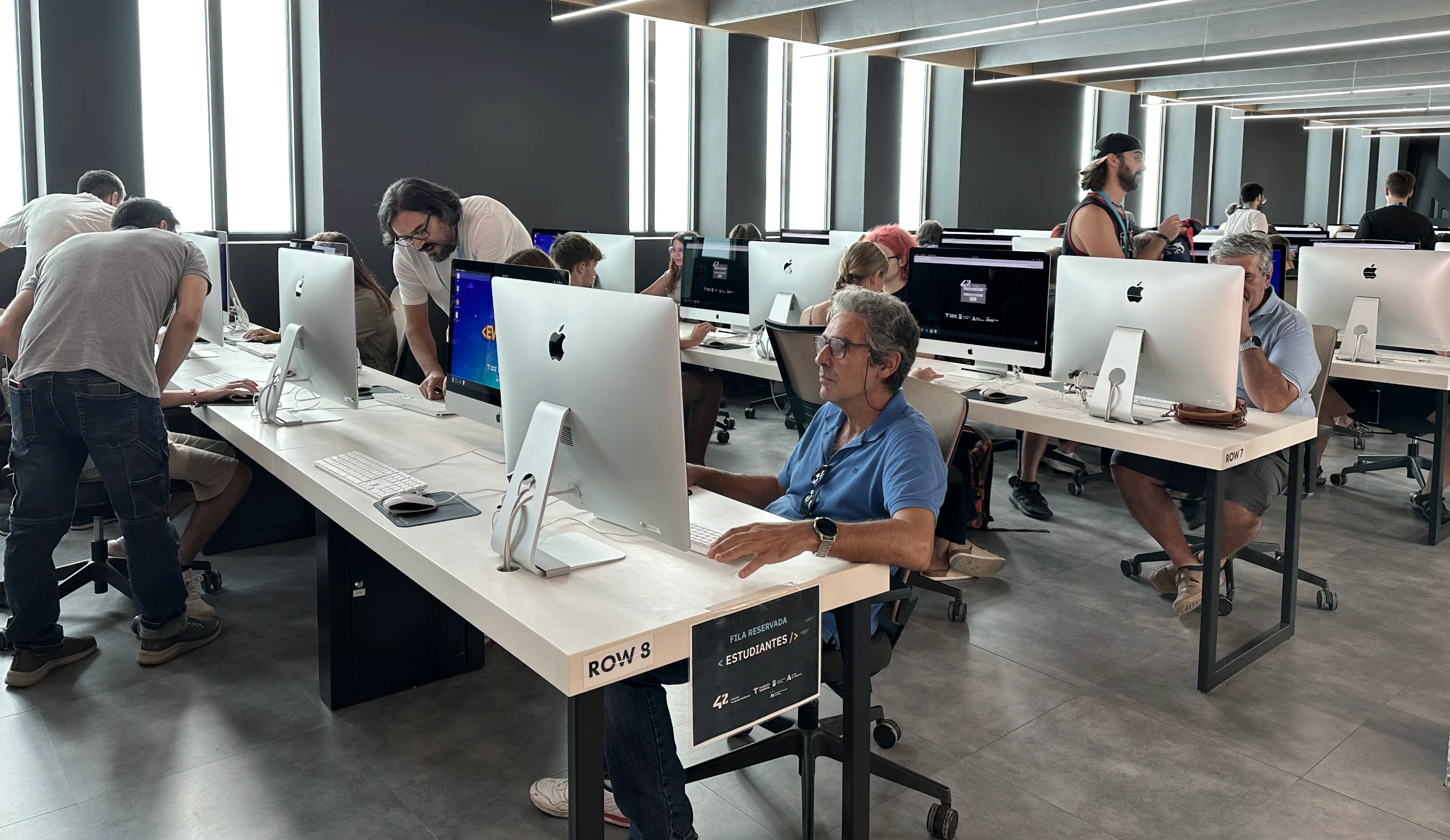 Estudiantes de 42 Málaga, frente a sus ordenadores Estudiantes de 42 Málaga, frente a sus ordenadores