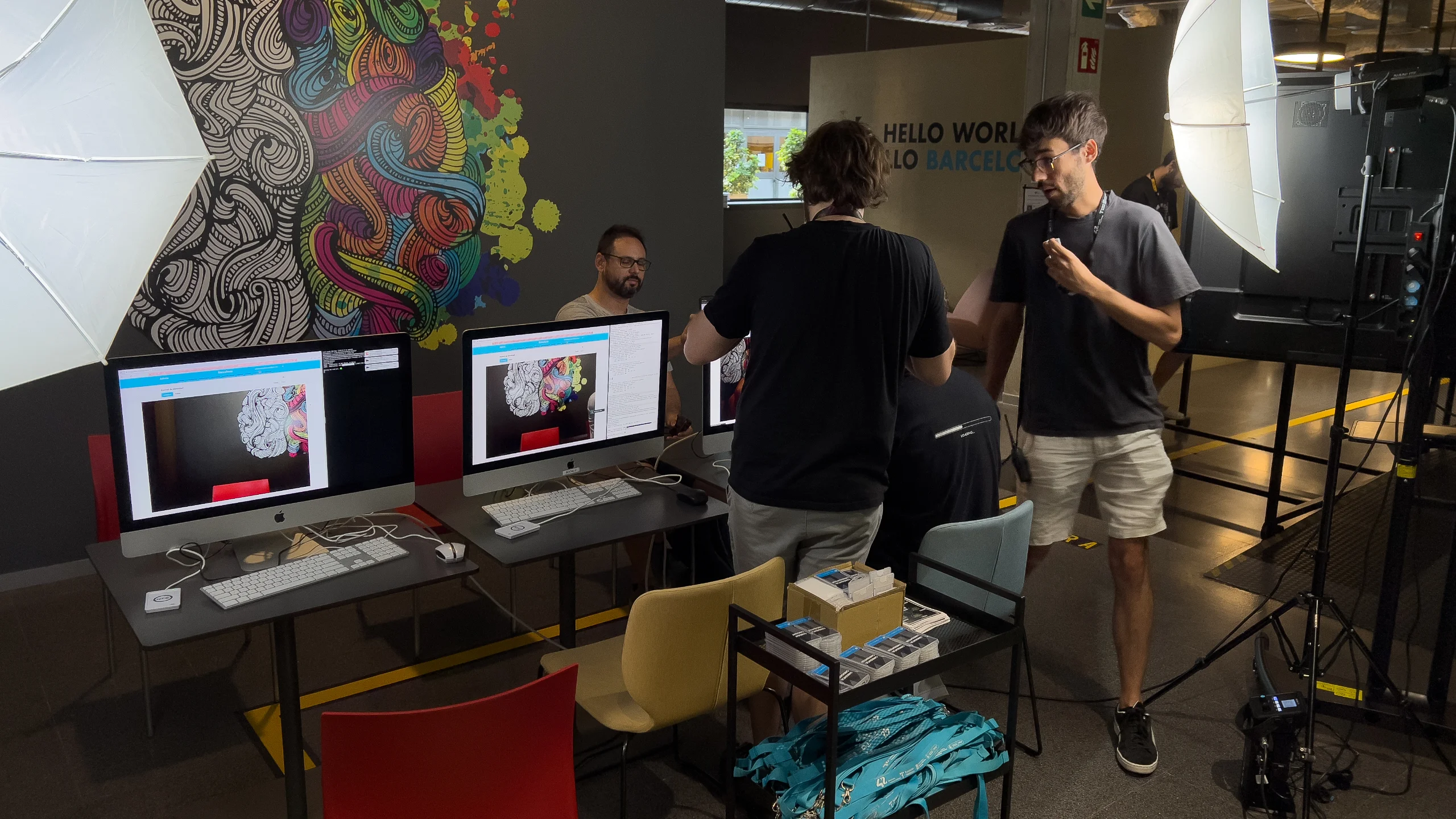 Dos jóvenes trabajan juntos en el campus 42 de Barcelona