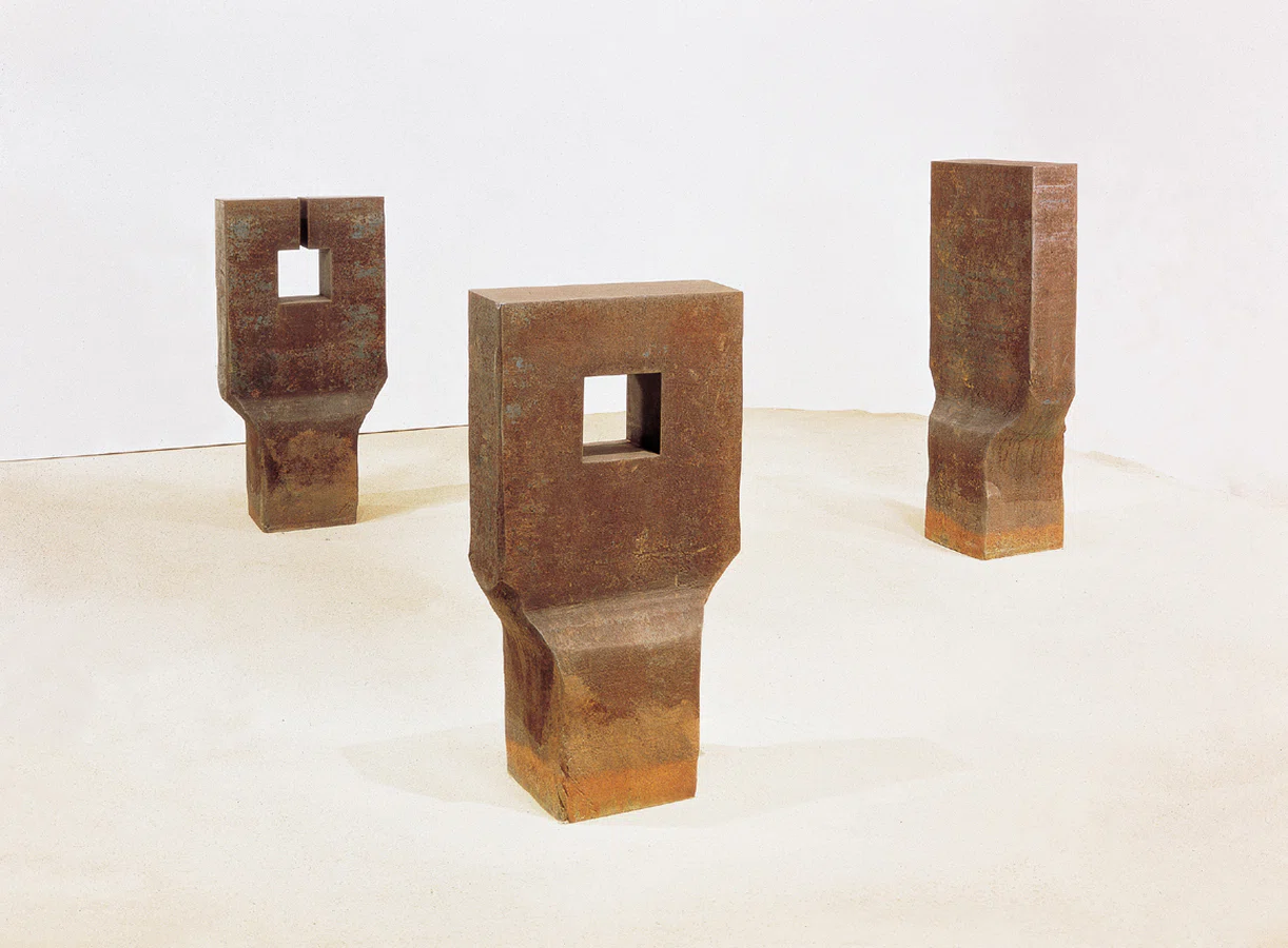 Iru burni, obra escultórica de Eduardo Chillida Iru burni, obra escultórica de Eduardo Chillida