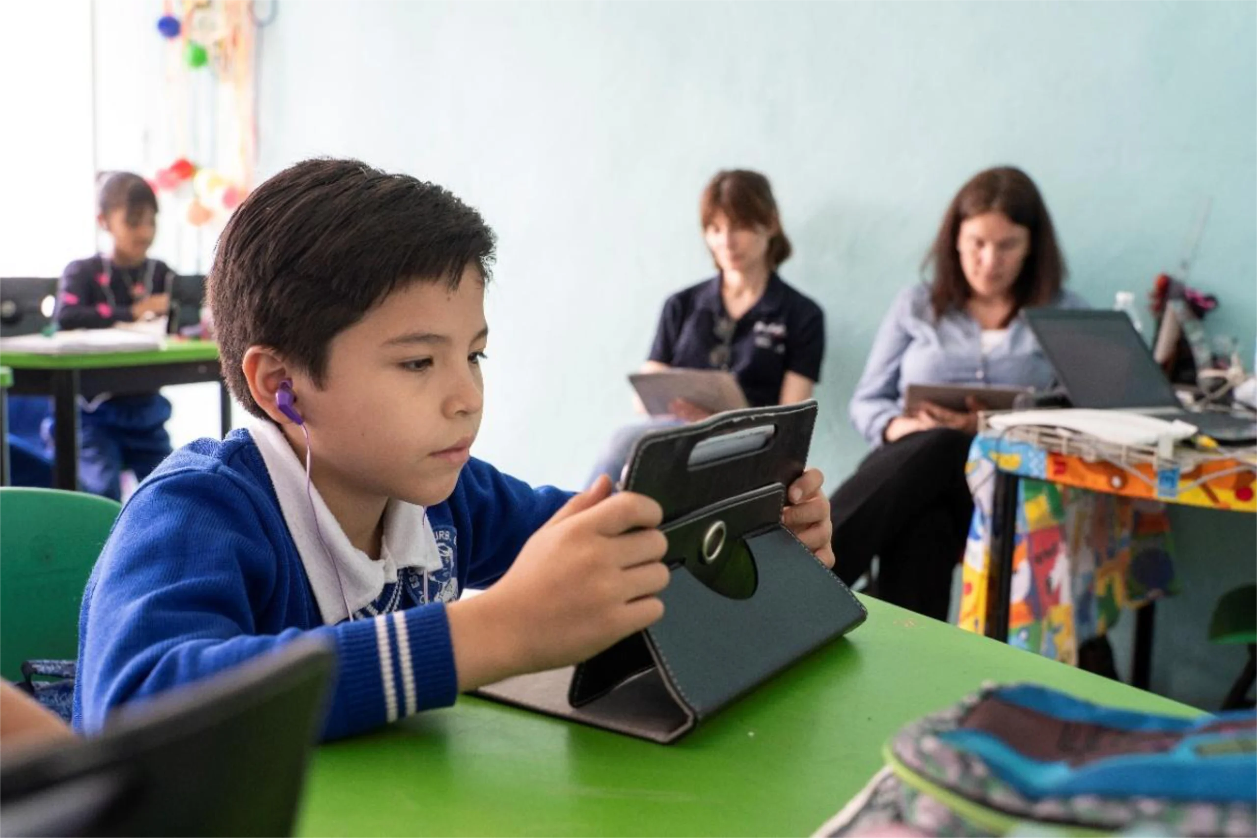 Imagen. Un alumno interactúa con el equipamiento tecnológico de ProFuturo durante una sesión de innovación educativa en un centro escolar.