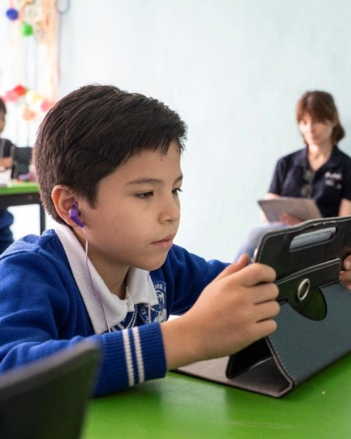 Un alumno interactúa con el equipamiento tecnológico de ProFuturo durante una sesión de innovación educativa en un centro escolar