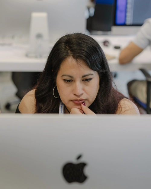 Una mujer ante un monitor en una de las piscinas de 42 en agosto de 2024