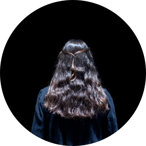 Imagen circular con una mujer en la exposición Revolución Cuántica