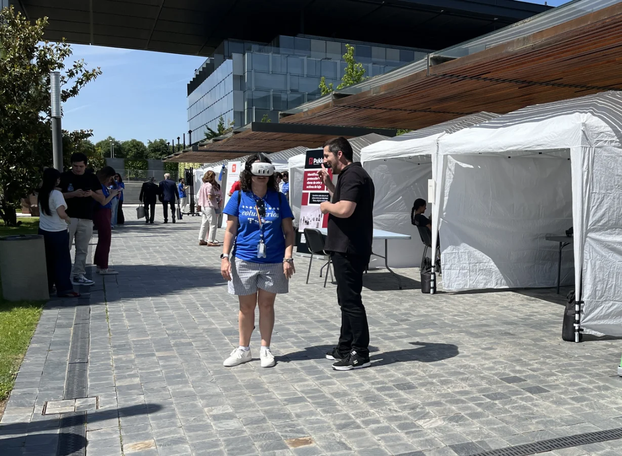 Un rincón del Día Mundial del Voluntariado 2026 en Distrito Telefónica Un rincón del Día Mundial del Voluntariado 2026 en Distrito Telefónica