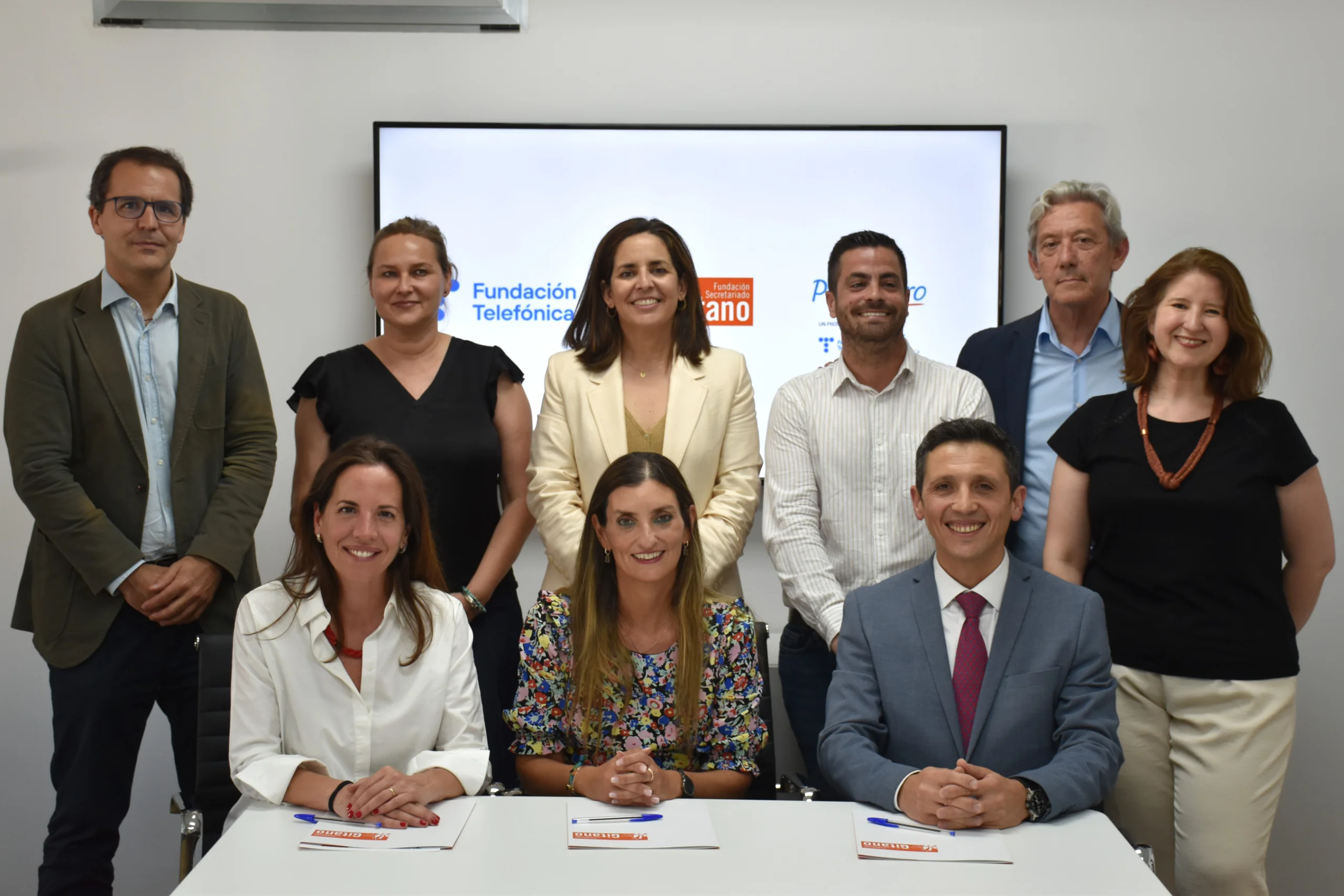 Foto de familia de la firma del acuerdo entre Fundación Telefónica, ProFuturo y Fundación Secretariado Gitano Foto de familia de la firma del acuerdo entre Fundación Telefónica, ProFuturo y Fundación Secretariado Gitano