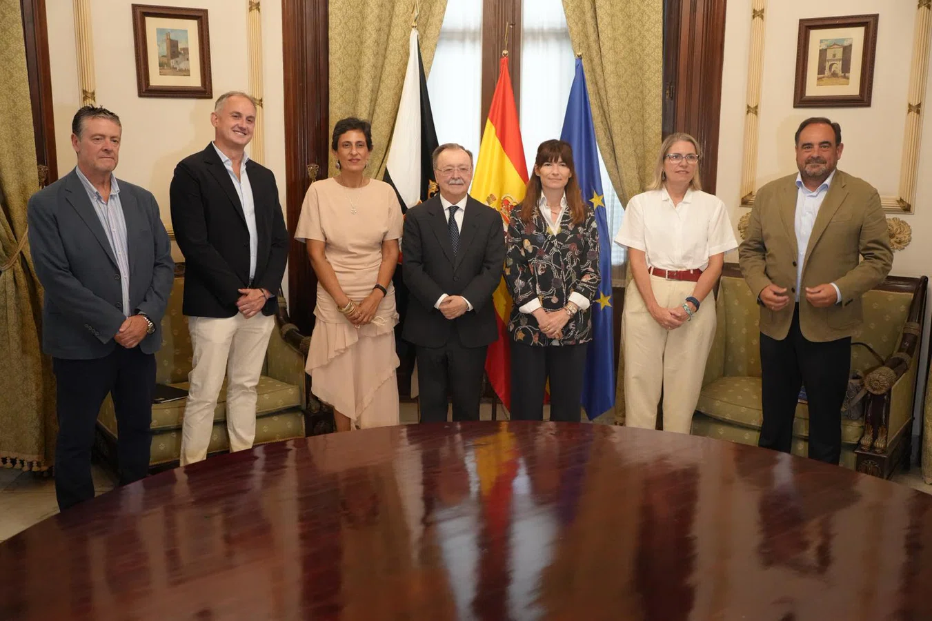Foto de familia de la firma del protocolo general de actuación para impulsar conjuntamente la capacitación digital, la empleabilidad y el desarrollo del talento tecnológico en la ciudad.