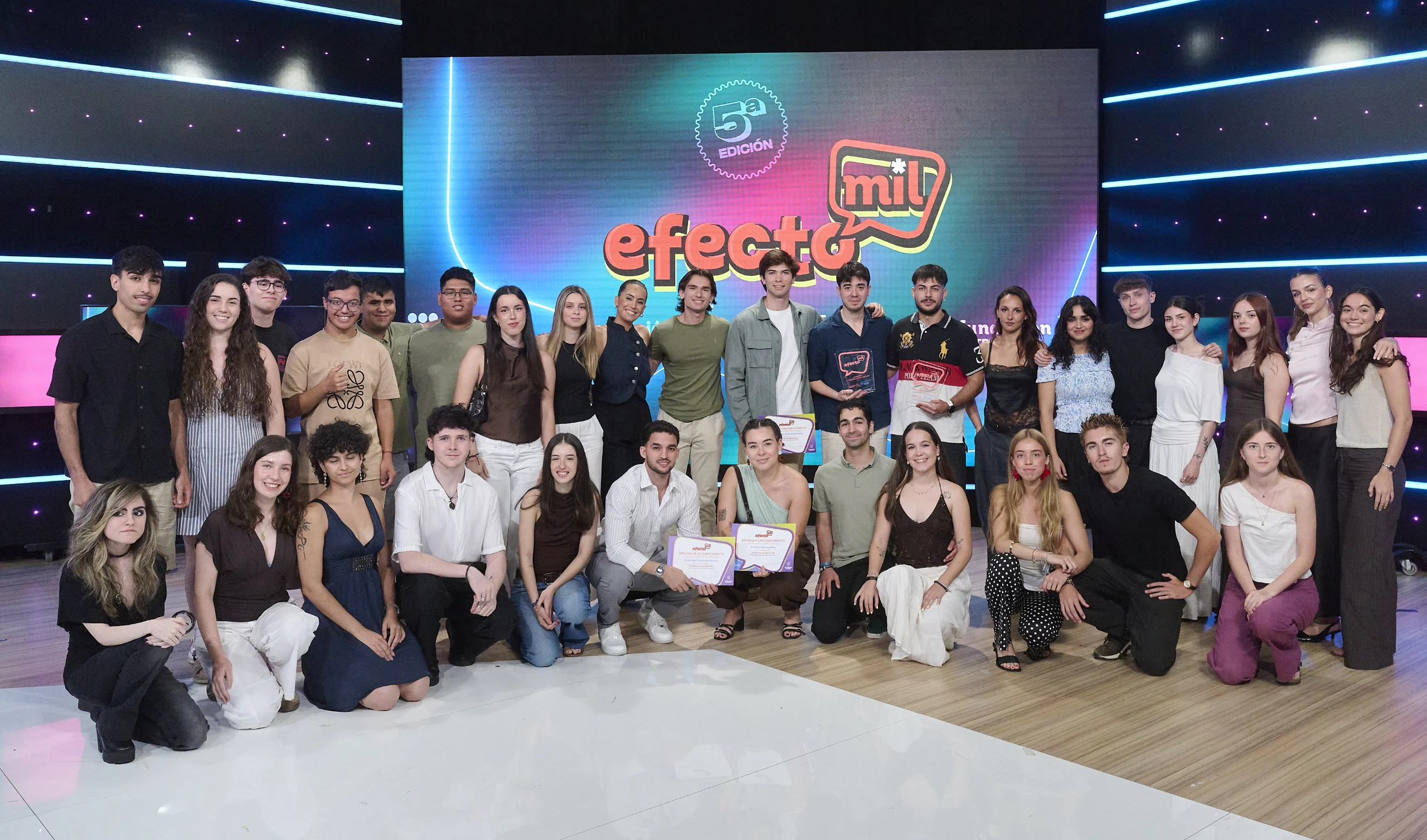 Foto de familia de participantes en efecto MIL 2026 junto a representantes de la organización