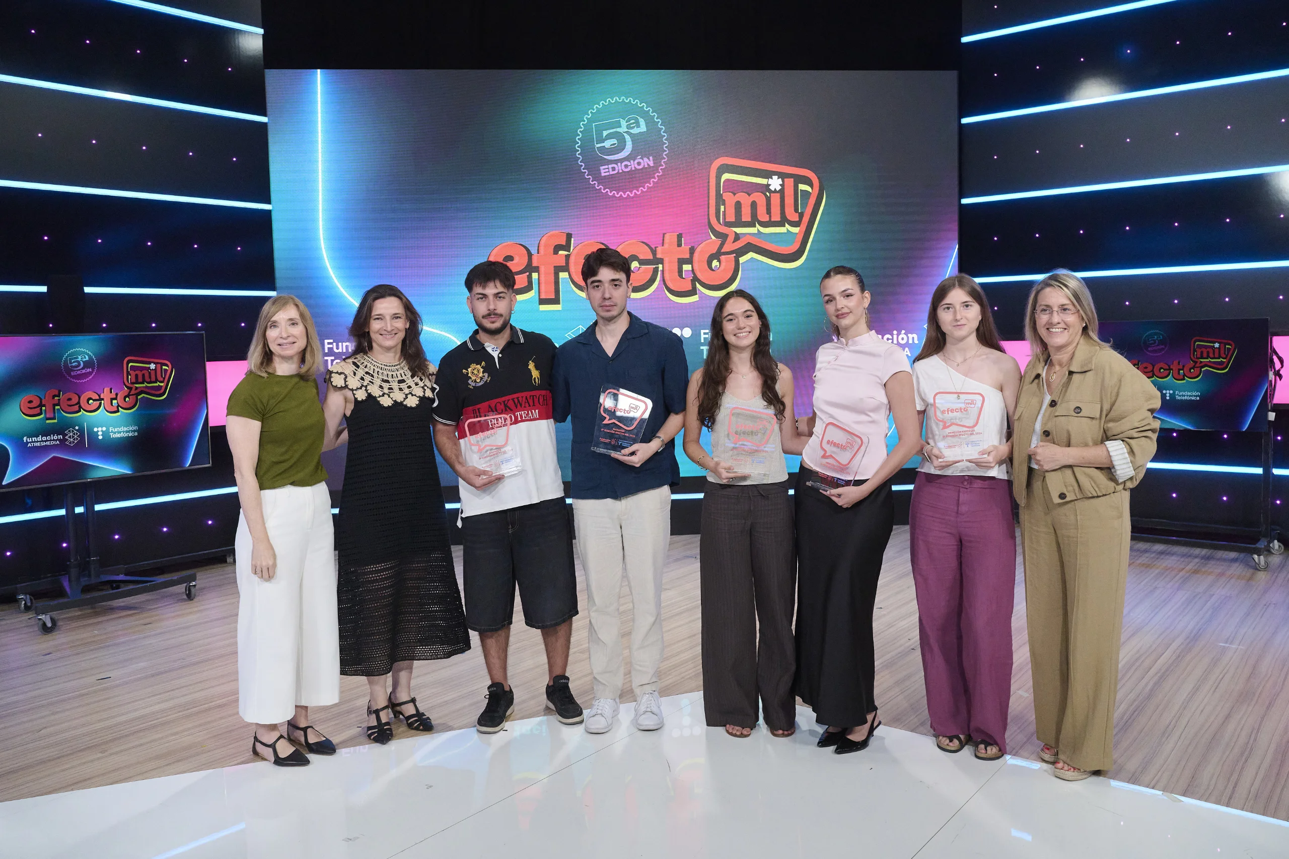 Foto de familia con los ganadores de la quinta edición de efecto MIL