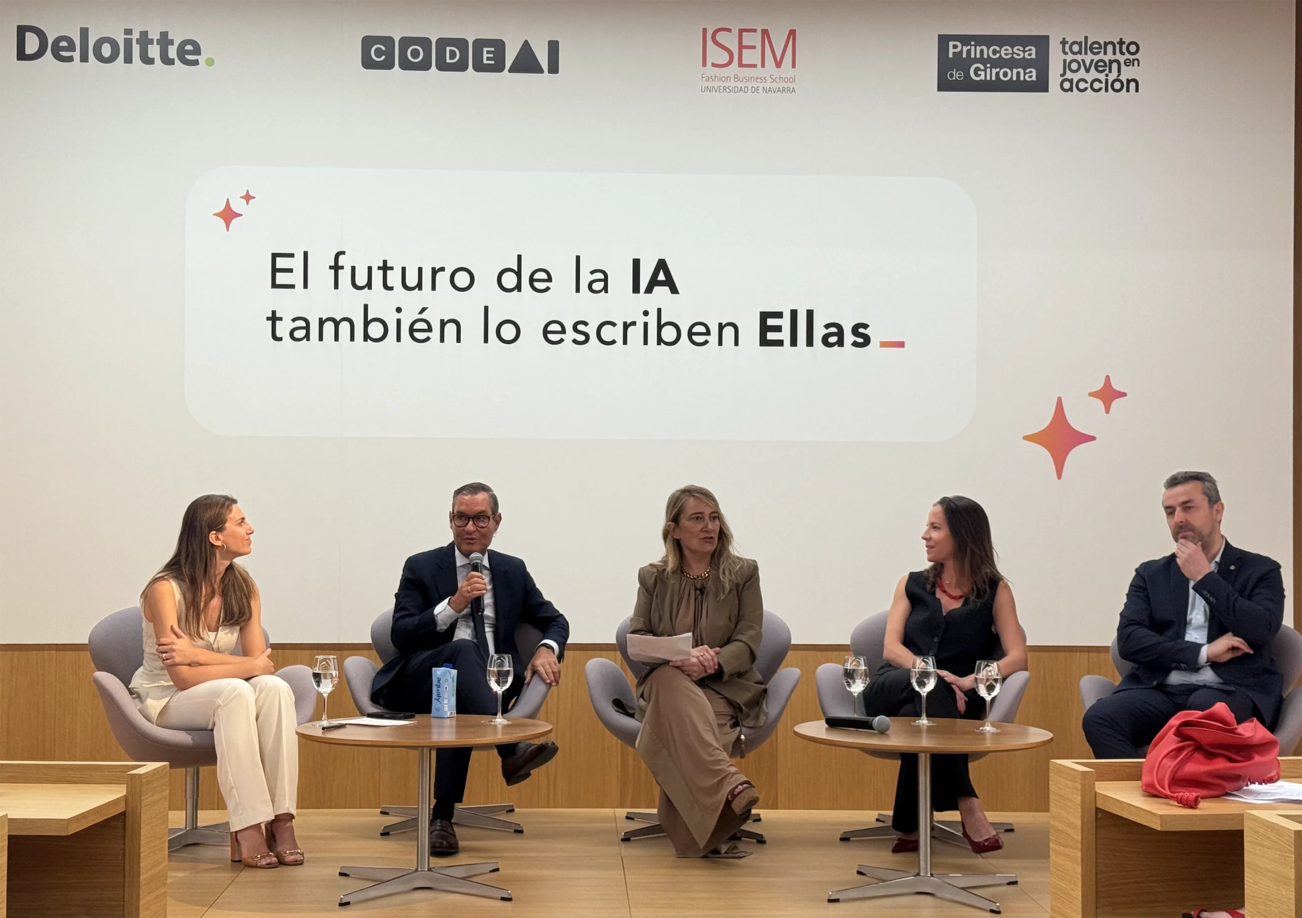 Mesa de debate en el evento Ellas Hablan Código IA