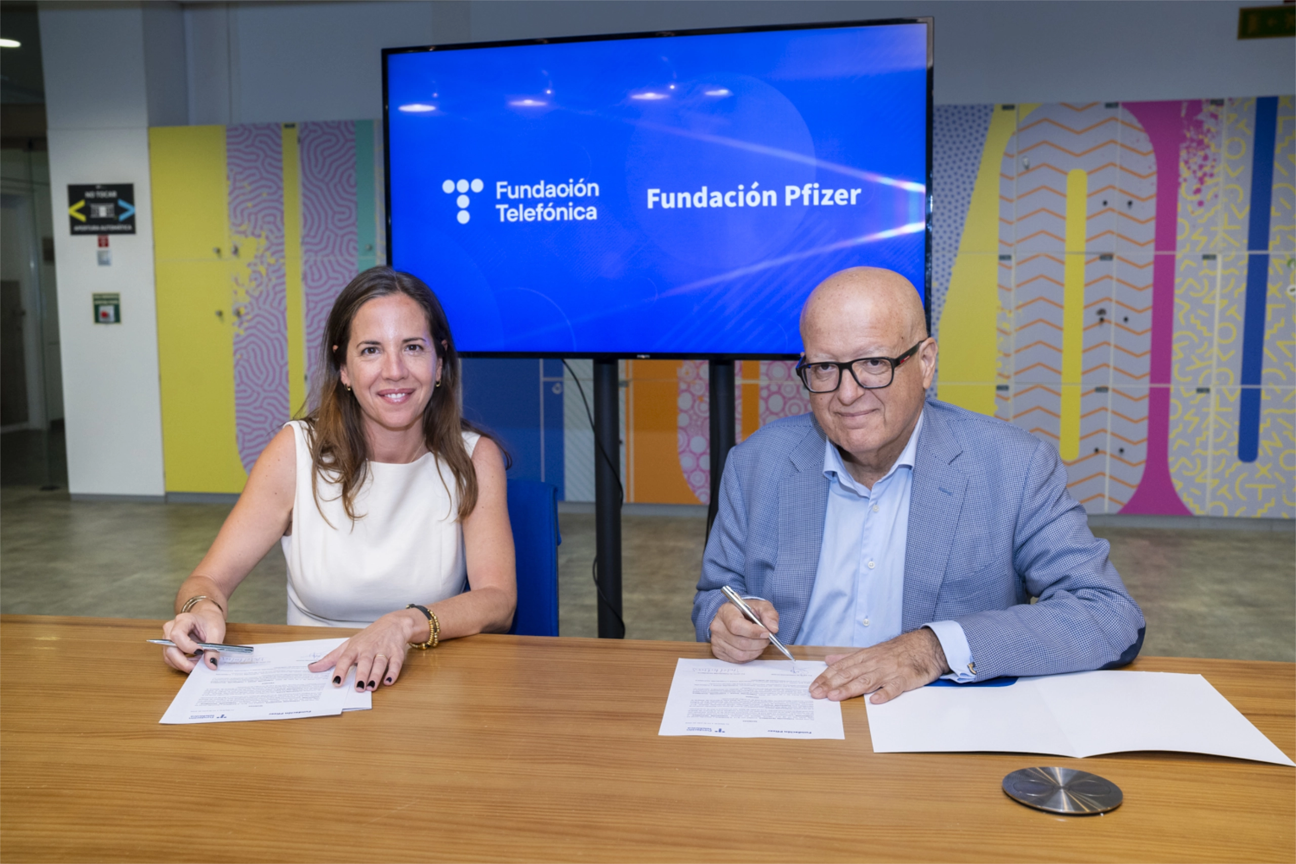 Un momento de la firma entre Fundación Telefónica y Fundación Pfizer para impulsar la salud digital de las personas mayores con Reconectados Salud Digital Un momento de la firma entre Fundación Telefónica y Fundación Pfizer para impulsar la salud digital de las personas mayores con Reconectados Salud Digital