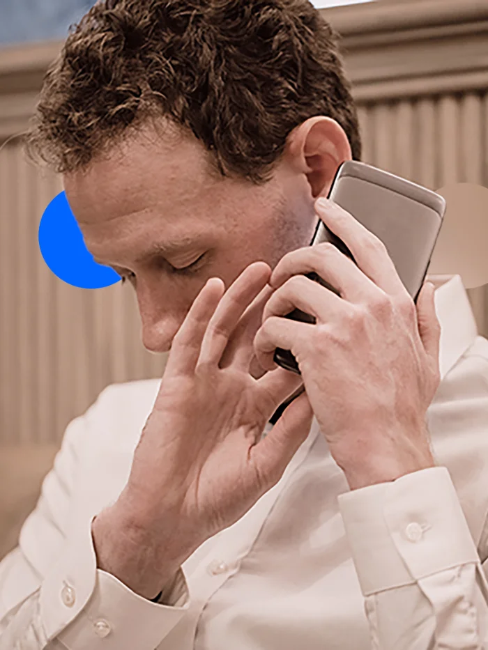 Señor de negocios hablando por teléfono móvil en la oficina Señor de negocios hablando por teléfono móvil en la oficina