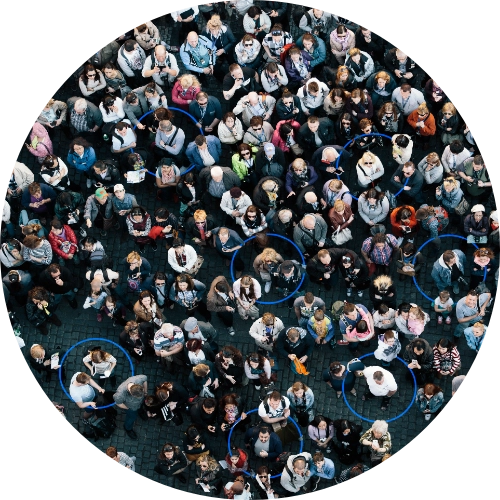 Una multitud de personas en toma cenital.