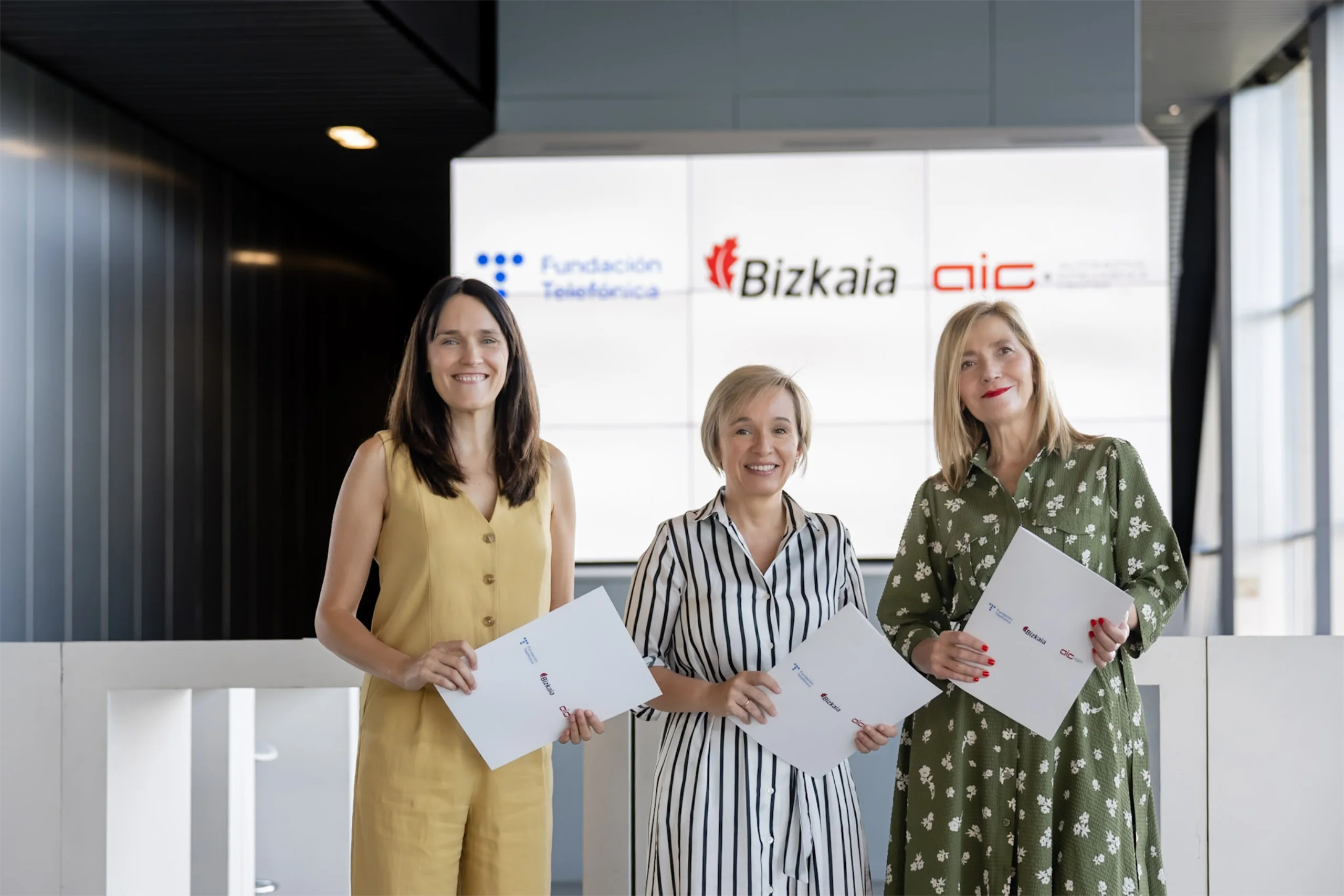 Fundación Telefónica y AIC se unen para <em>impulsar el talento digital</em> a través de 42 Urduliz Bizkaia y AIC Academy. Un momento tras la firma del acuerdo Fundación Telefónica y AIC se unen para impulsar el talento digital a través de 42 Urduliz Bizkaia y AIC Academy. Un momento tras la firma del acuerdo