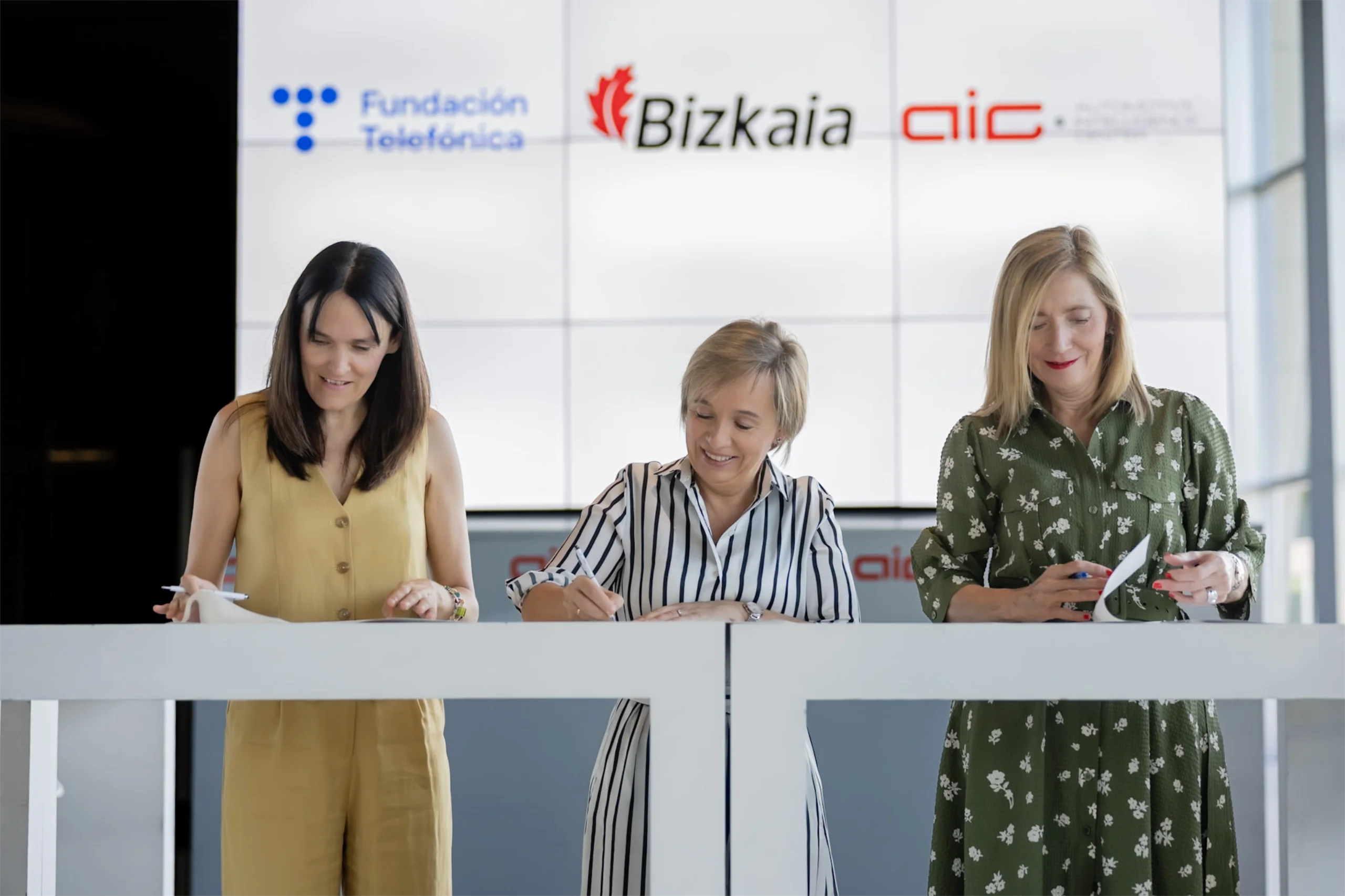 Fundación Telefónica y AIC se unen para <em>impulsar el talento digital</em> a través de 42 Urduliz Bizkaia y AIC Academy. Un momento de la firma del acuerdo Fundación Telefónica y AIC se unen para impulsar el talento digital a través de 42 Urduliz Bizkaia y AIC Academy. Un momento de la firma del acuerdo