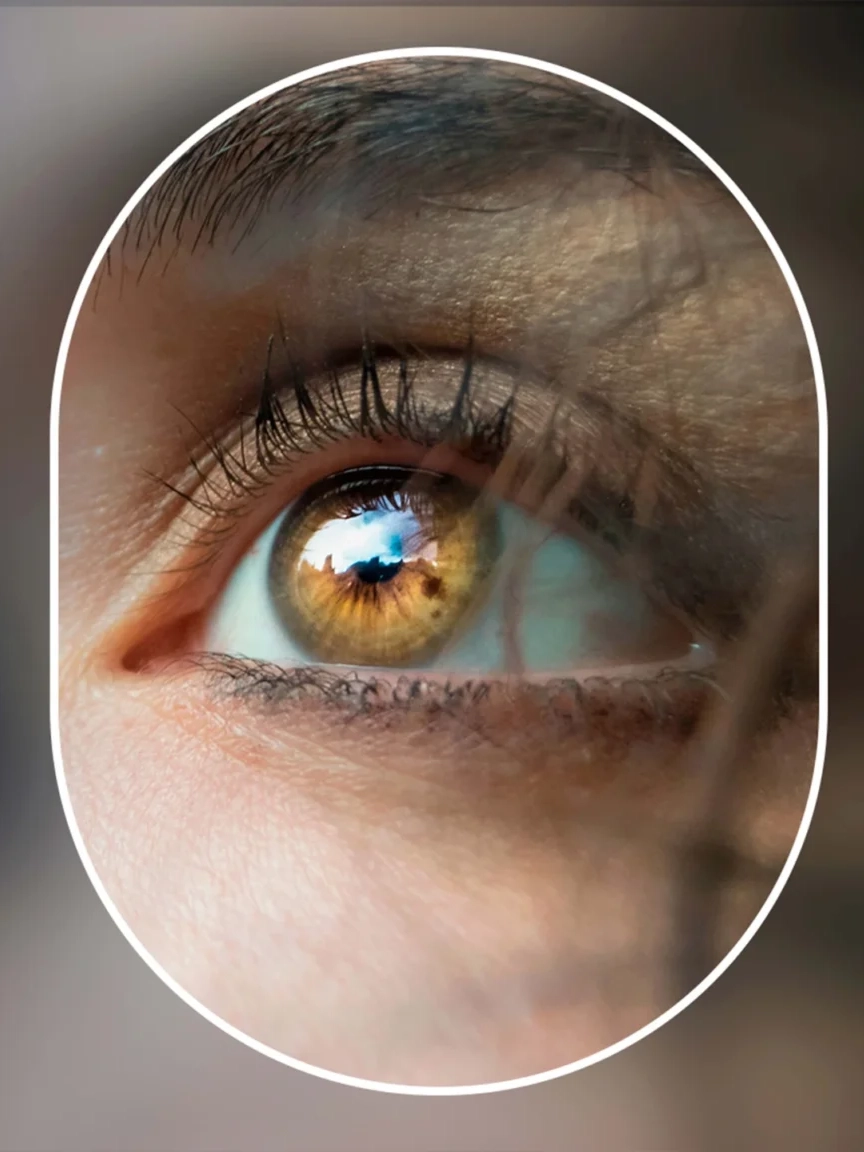 Un ojo en primer plano mira hacia arriba Un ojo en primer plano mira hacia arriba