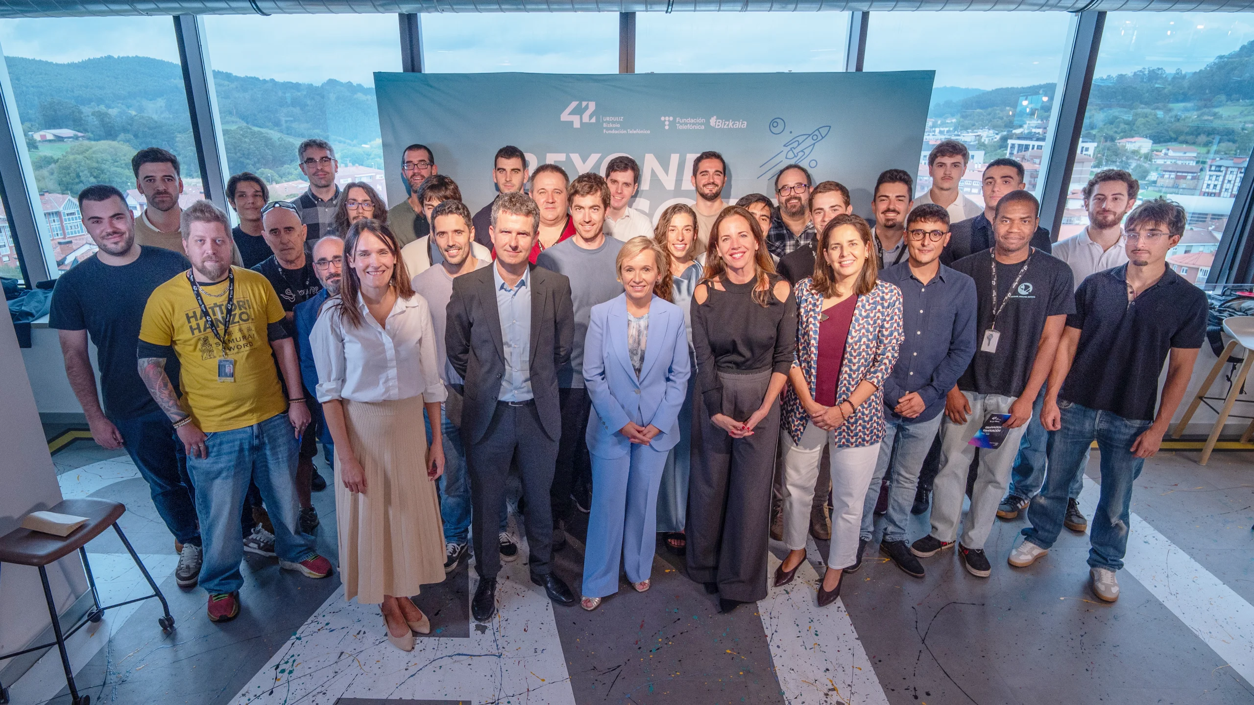 En el centro de la imagen de izquierda a derecha: Estíbaliz León, directora de 42 Urduliz Bizkaia; Jon Alzate Azpiroz, general manager de CAF SIGNALLING; Ainara. Basurko, Diputada Foral de Promoción Económica en Diputacion Foral de Bizkaia-Bizkaiko Foru Aldundia, Isabel Salazar, directora general de Fundación Telefónica e Inés Temes, directora de Innovación Social, Empleo, Educación y Voluntariado de. Fundación Telefónica.